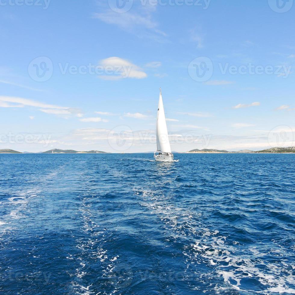 vit segla Yacht i blå adriatisk hav foto