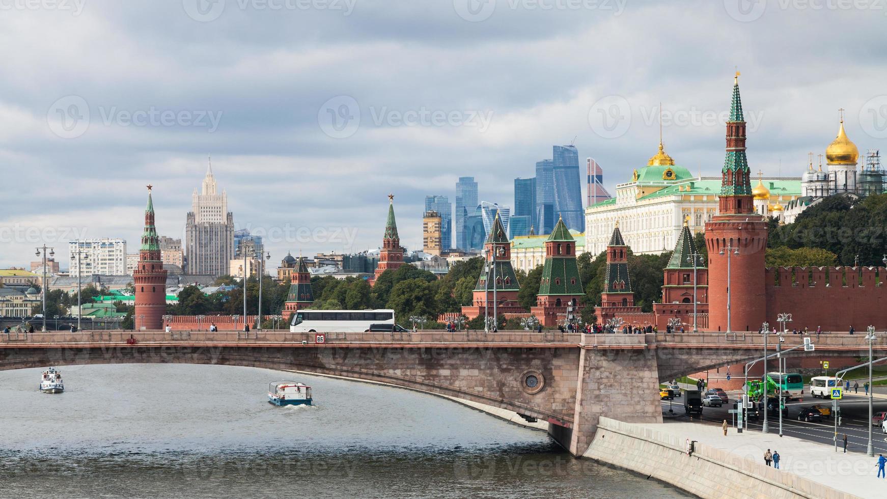 moskva stadsbild från flytande bro i zaryadye foto