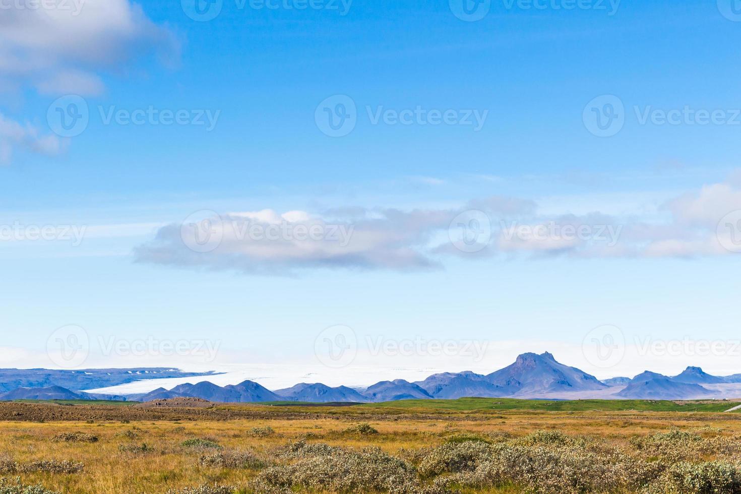 blå himmel över isländsk landa i höst foto