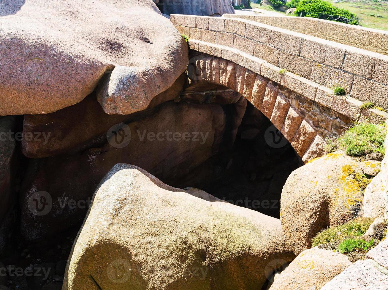 sten bro och stenblock i ploumanach webbplats foto