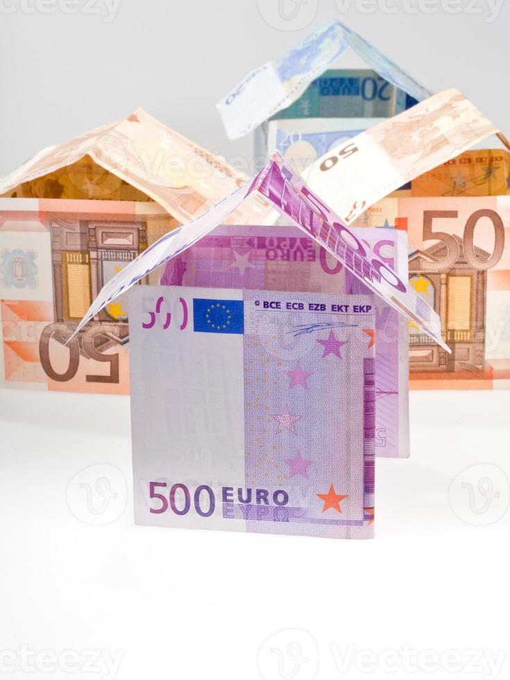 dyr hus från euro sedlar foto