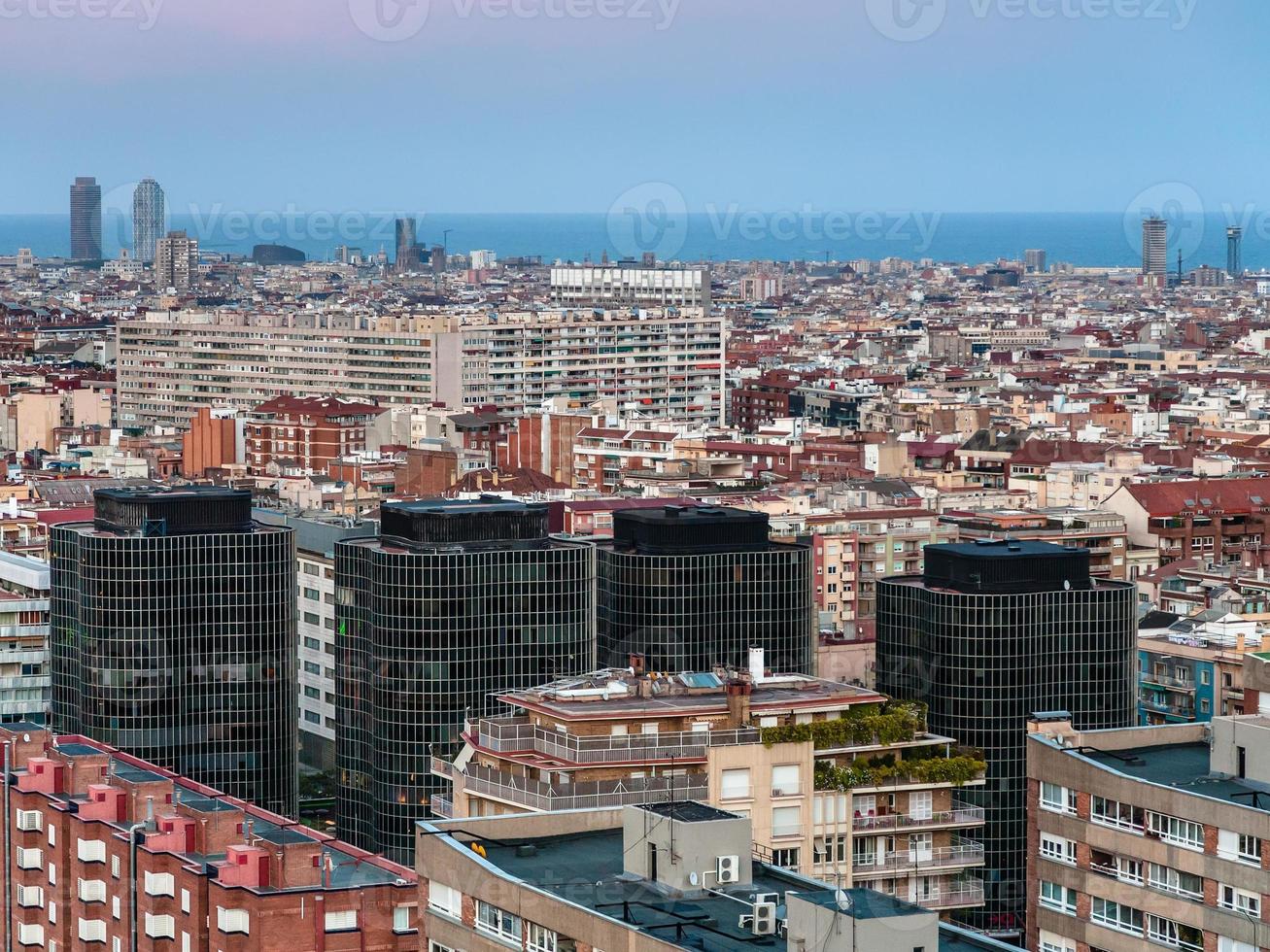 barcelona horisont i kväll halvdager foto