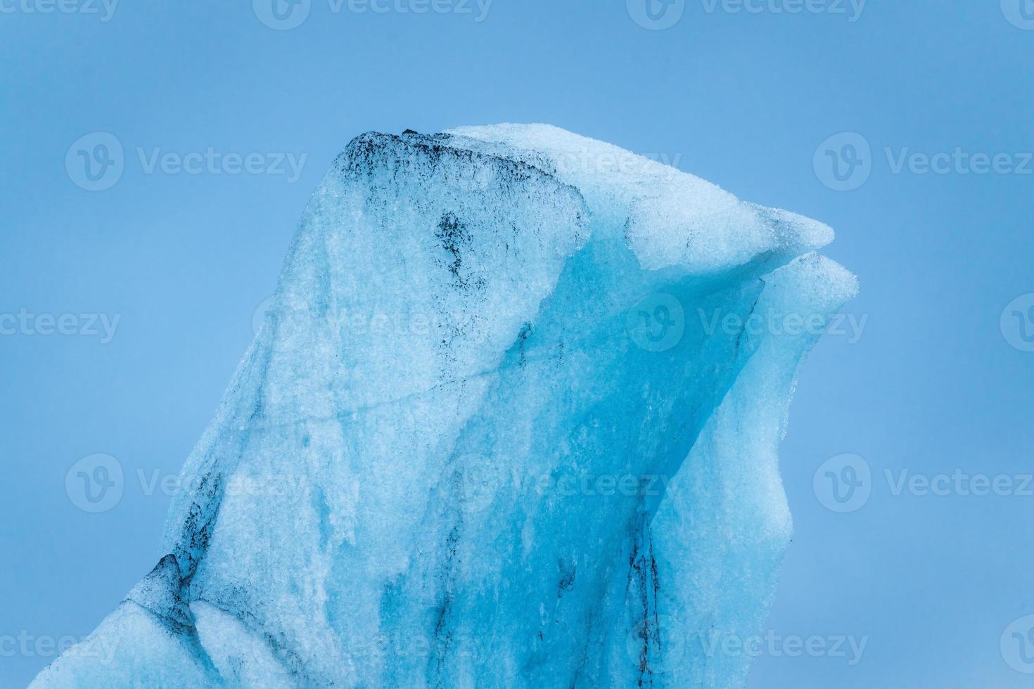 blå isberg flytande på glaciär lagun från breioamerkurjokull glaciär i jokulsarlon, island foto