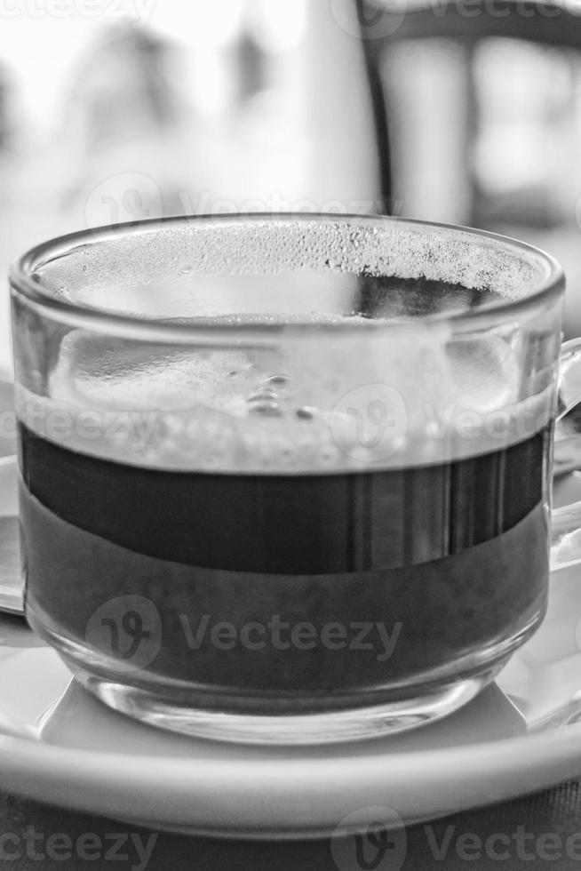 glas kopp av svart kaffe i en restaurang phuket thailand. foto