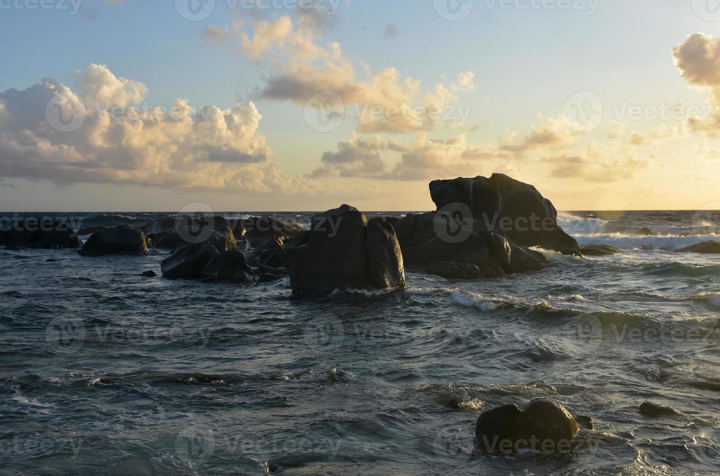 fantastisk sten formationer med Sol stigande över de stenar foto