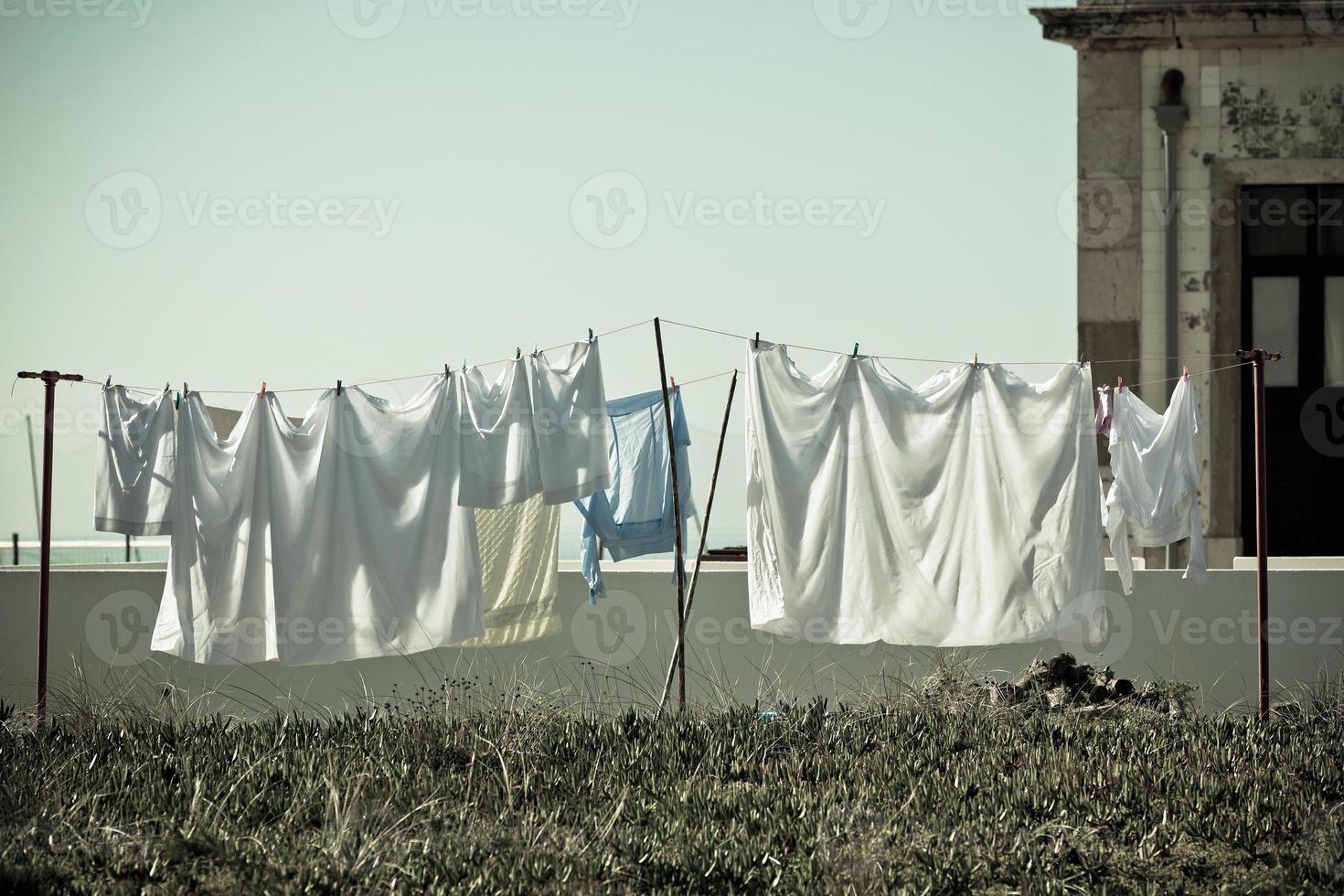 tvättning hängande utanför ett gammal byggnad, portugal kust foto