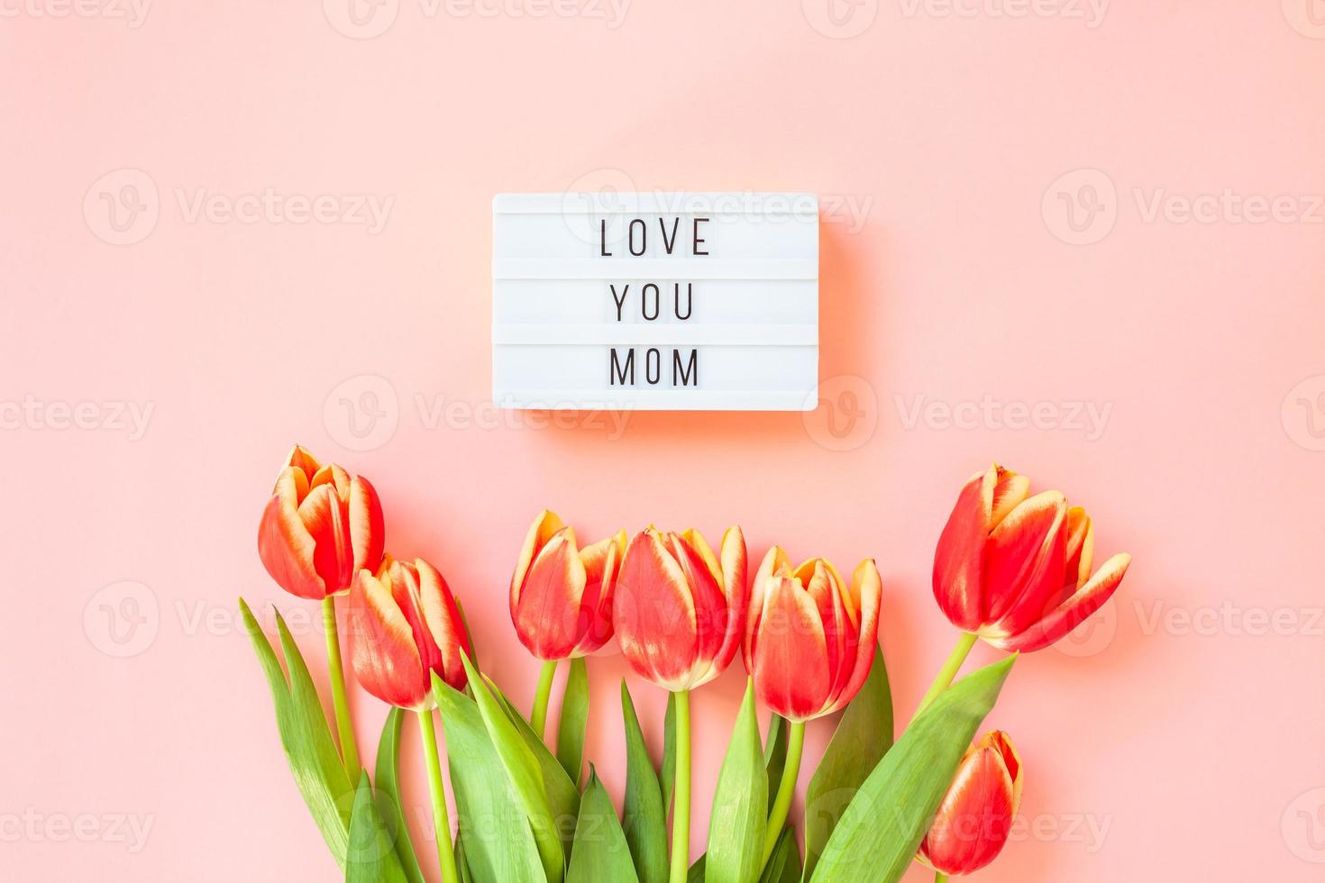 mödrar dag hälsning kort med röd tulpan blommor foto