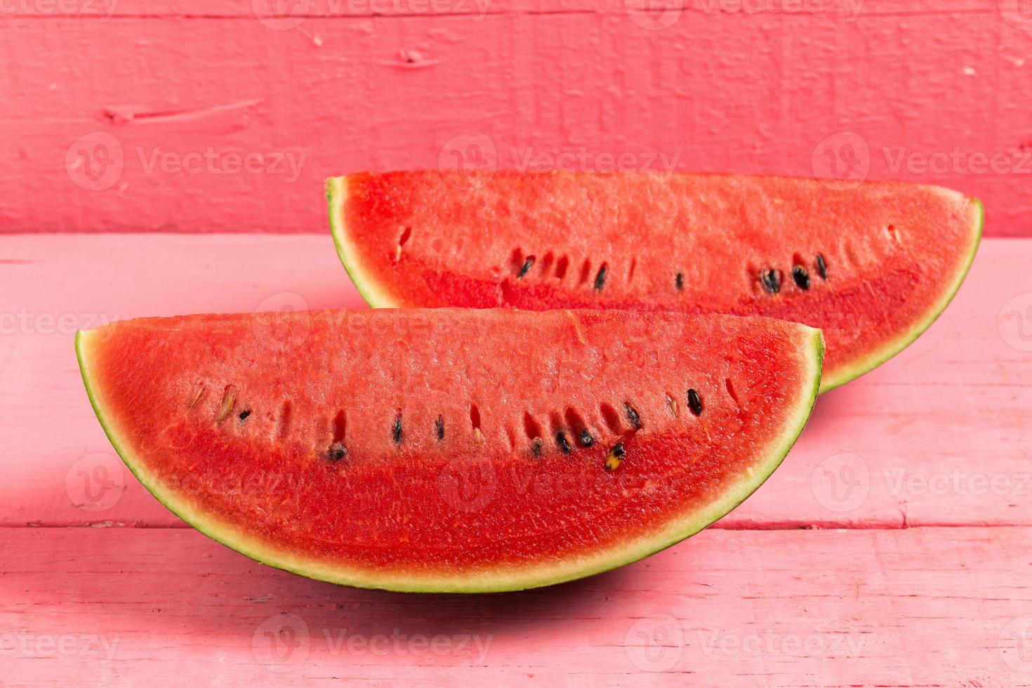 skiva av mogen vattenmelon på trä rosa foto
