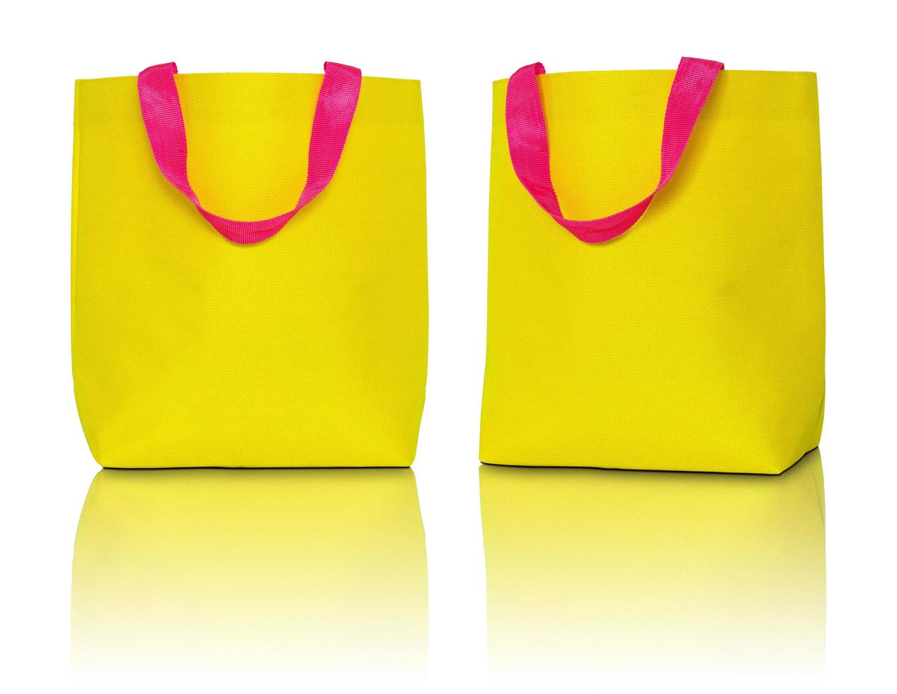 gul shoppingväska på vit bakgrund foto