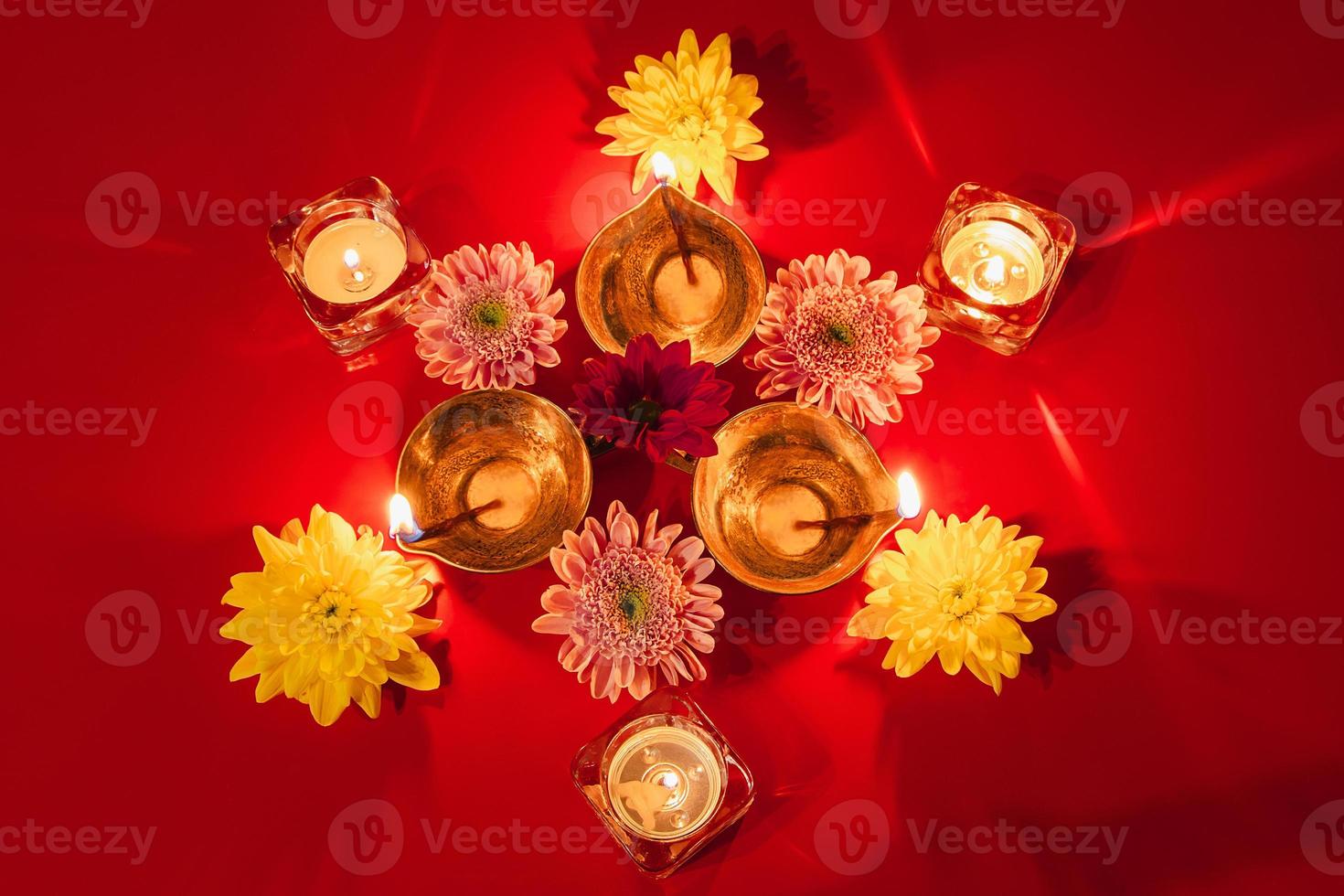 Lycklig diwali. traditionell hindu firande. diya olja lampor och blommor på röd bakgrund. religiös Semester av ljus. foto