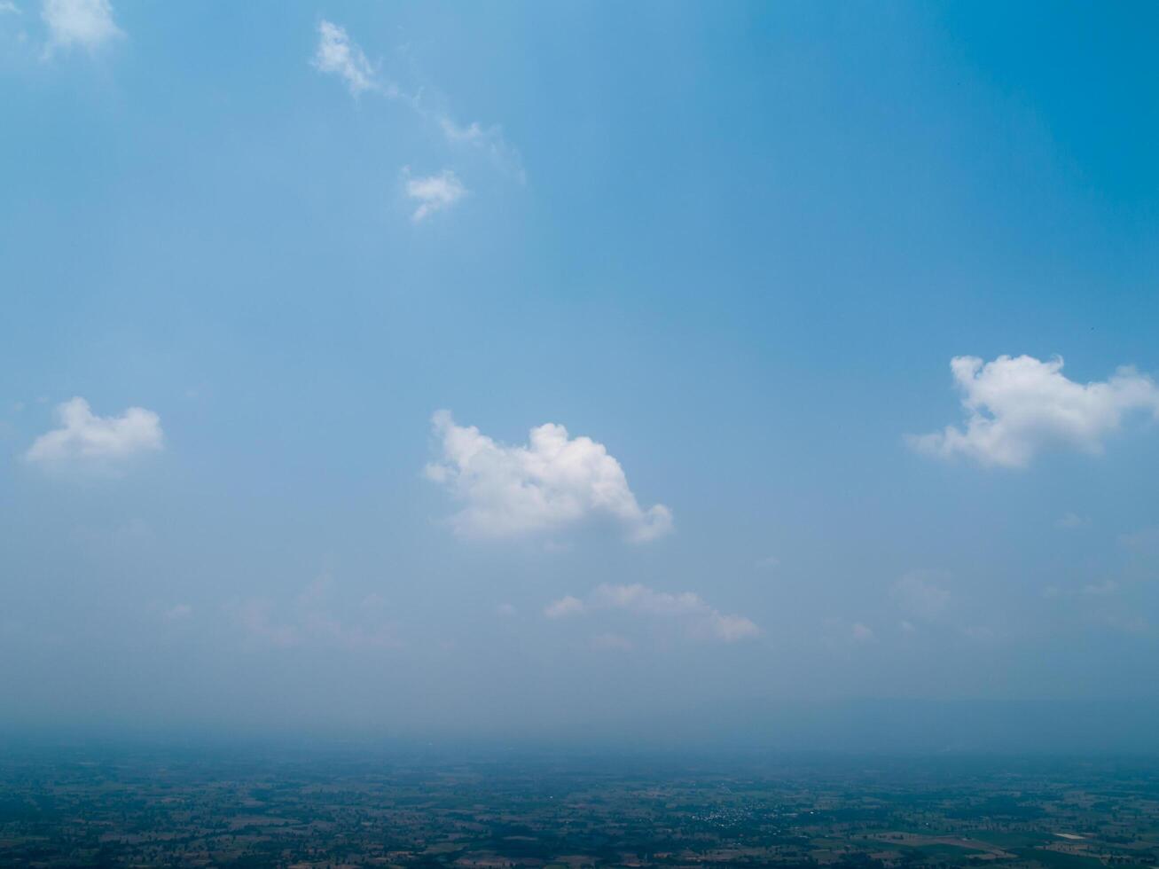 blå himmel med moln, himmel bakgrund bild foto