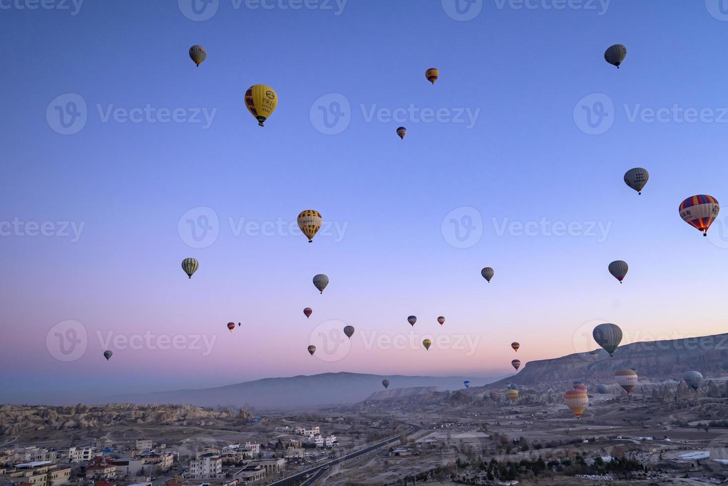 antenn skön landskap se av ballonger flyg i de morgon- skymning himmel bakgrund foto