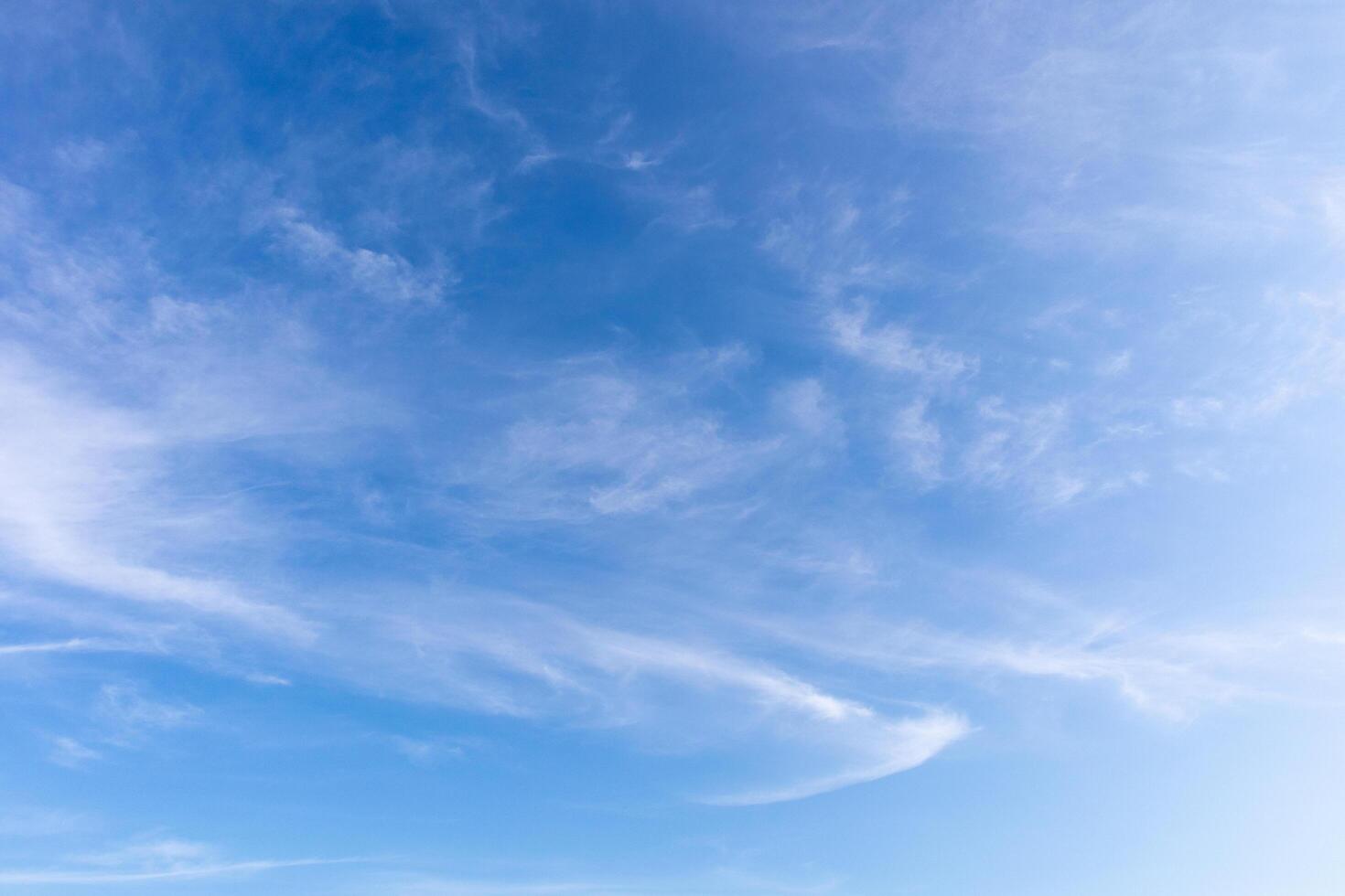 blå himmel med moln, himmel bakgrund bild foto