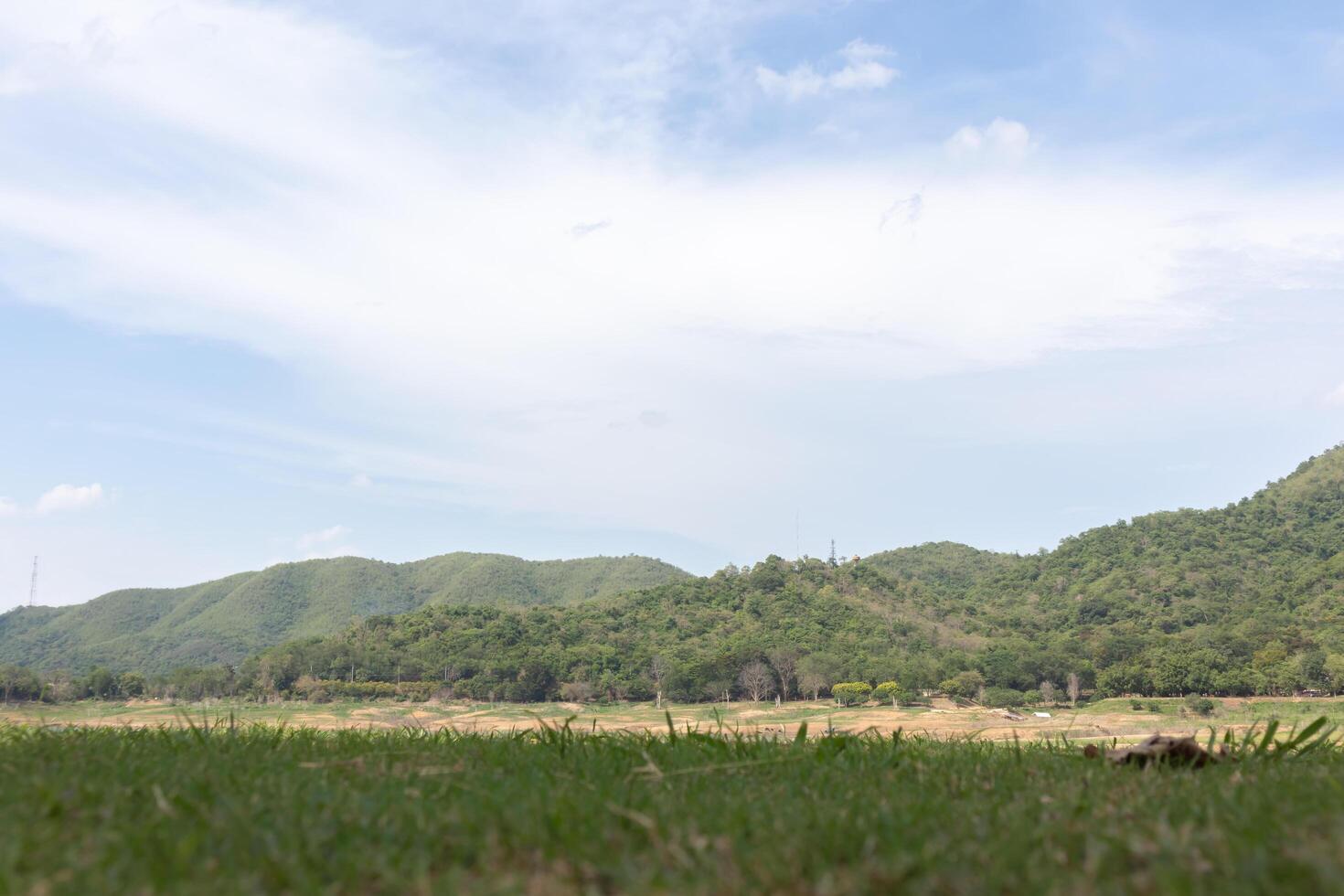 blå himmel med träd, moln och berg, himmel bakgrund bild foto