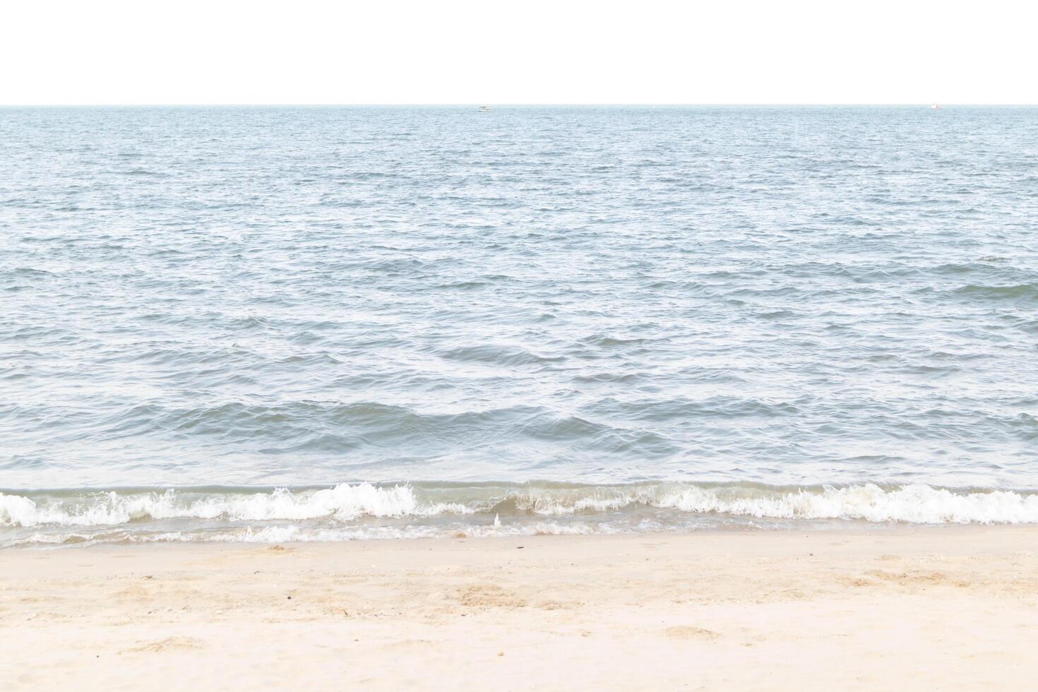 de hav vågor den där blåsa in i de strand på de tid av klar himmel foto