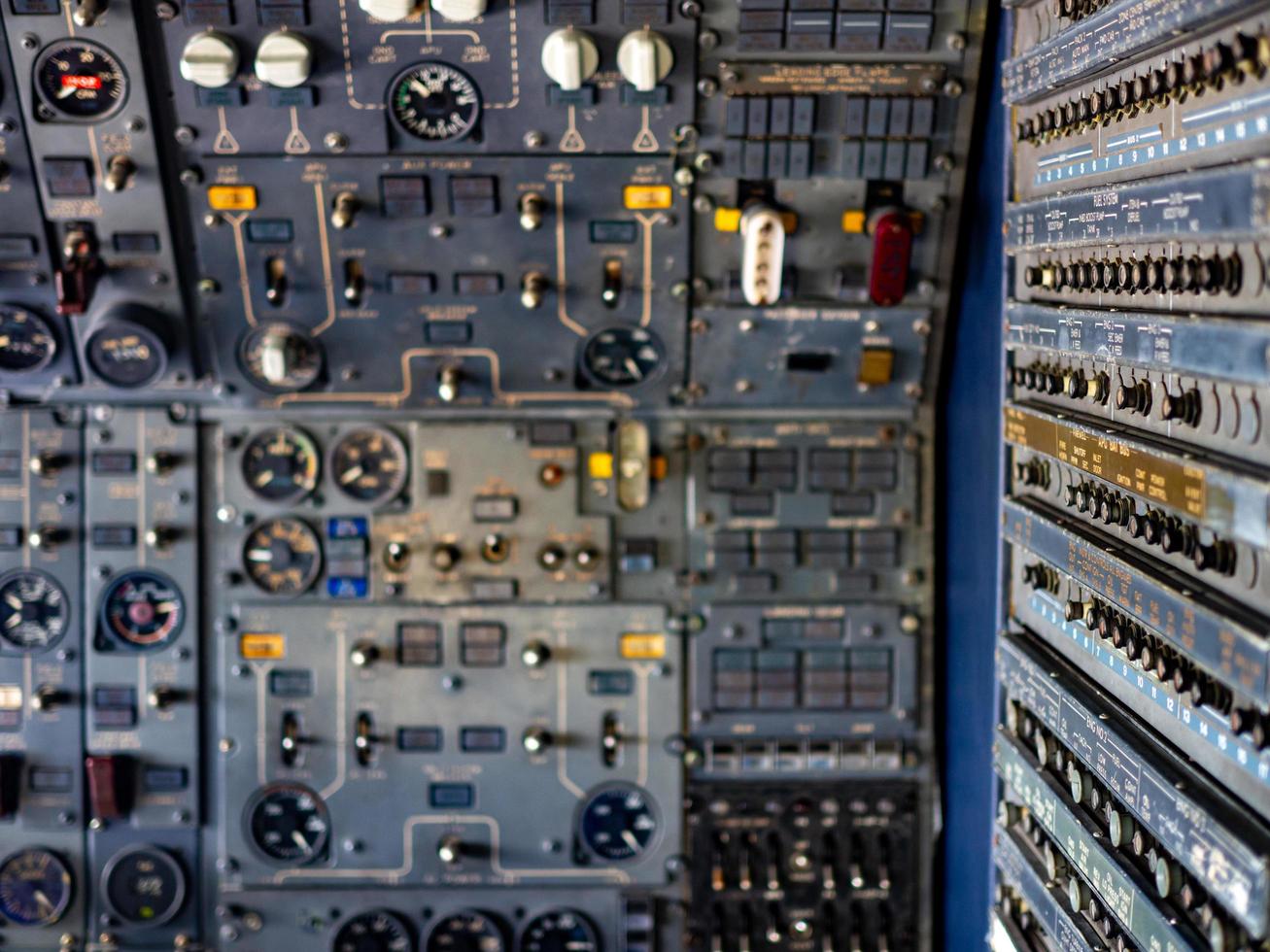 flygplan flyg kontrollera växla panel inuti de cockpit foto
