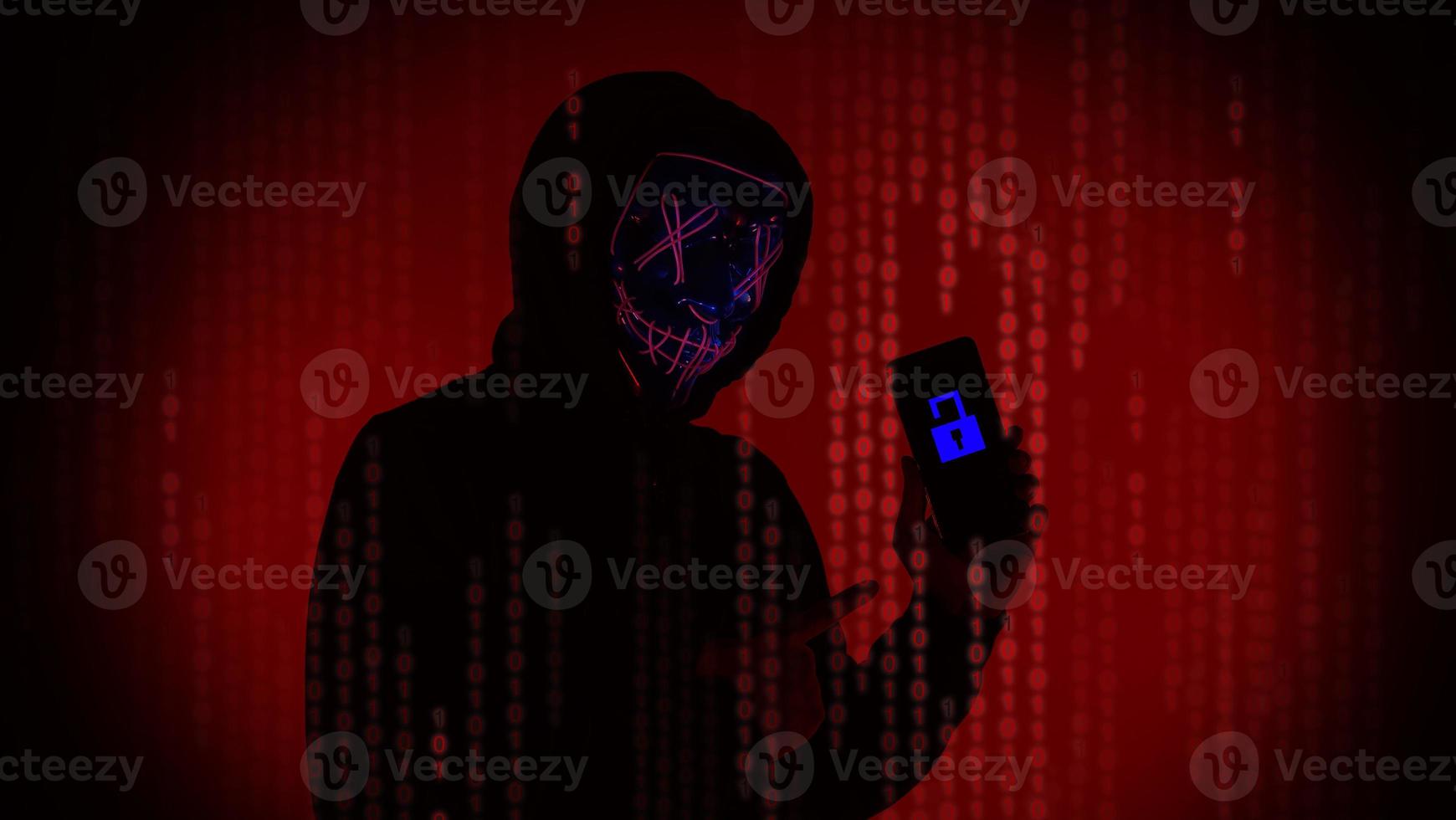 digital säkerhet begrepp. anonym hacker med mask innehav smartphone hackad. foto