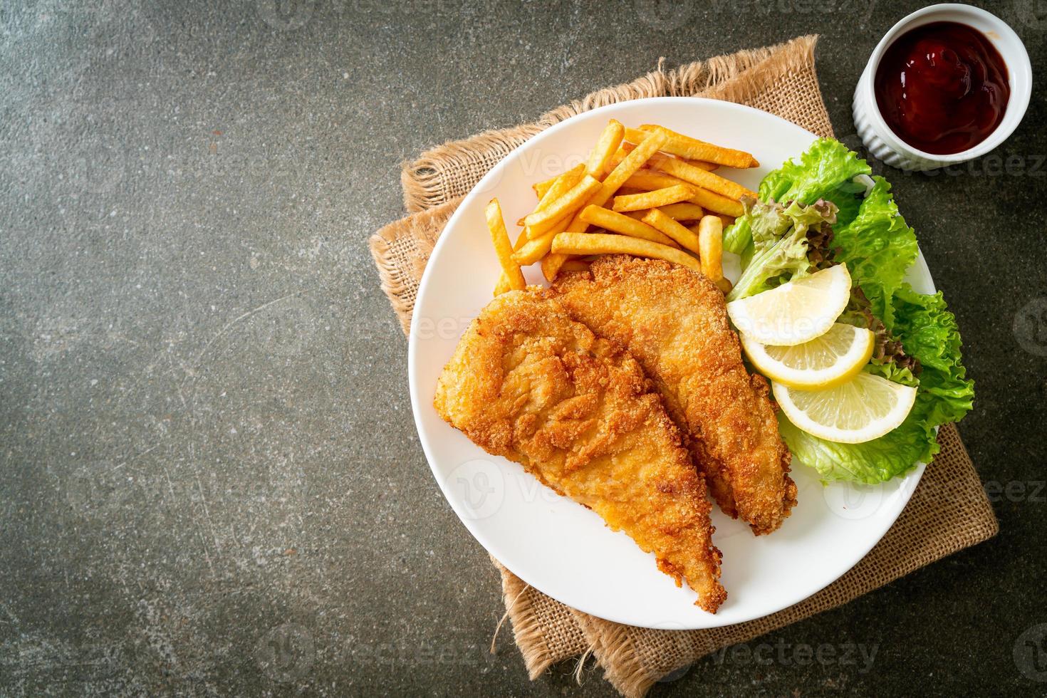 hemlagad panerad weinerschnitzel med potatischips foto