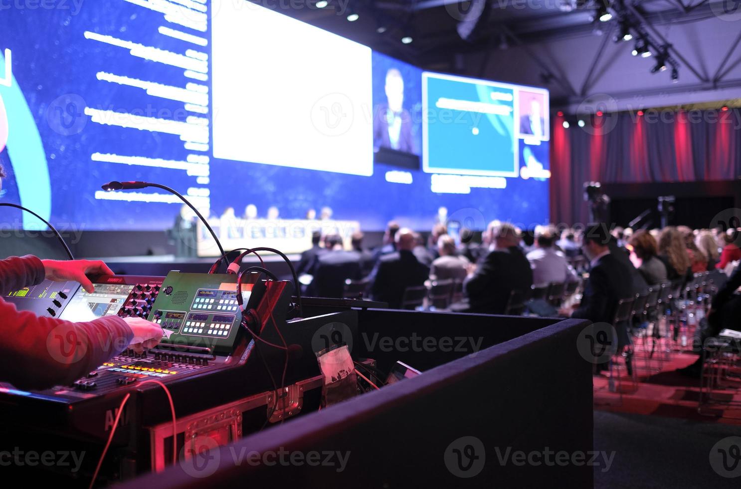 tekniker hantering de lampor på en konferens foto