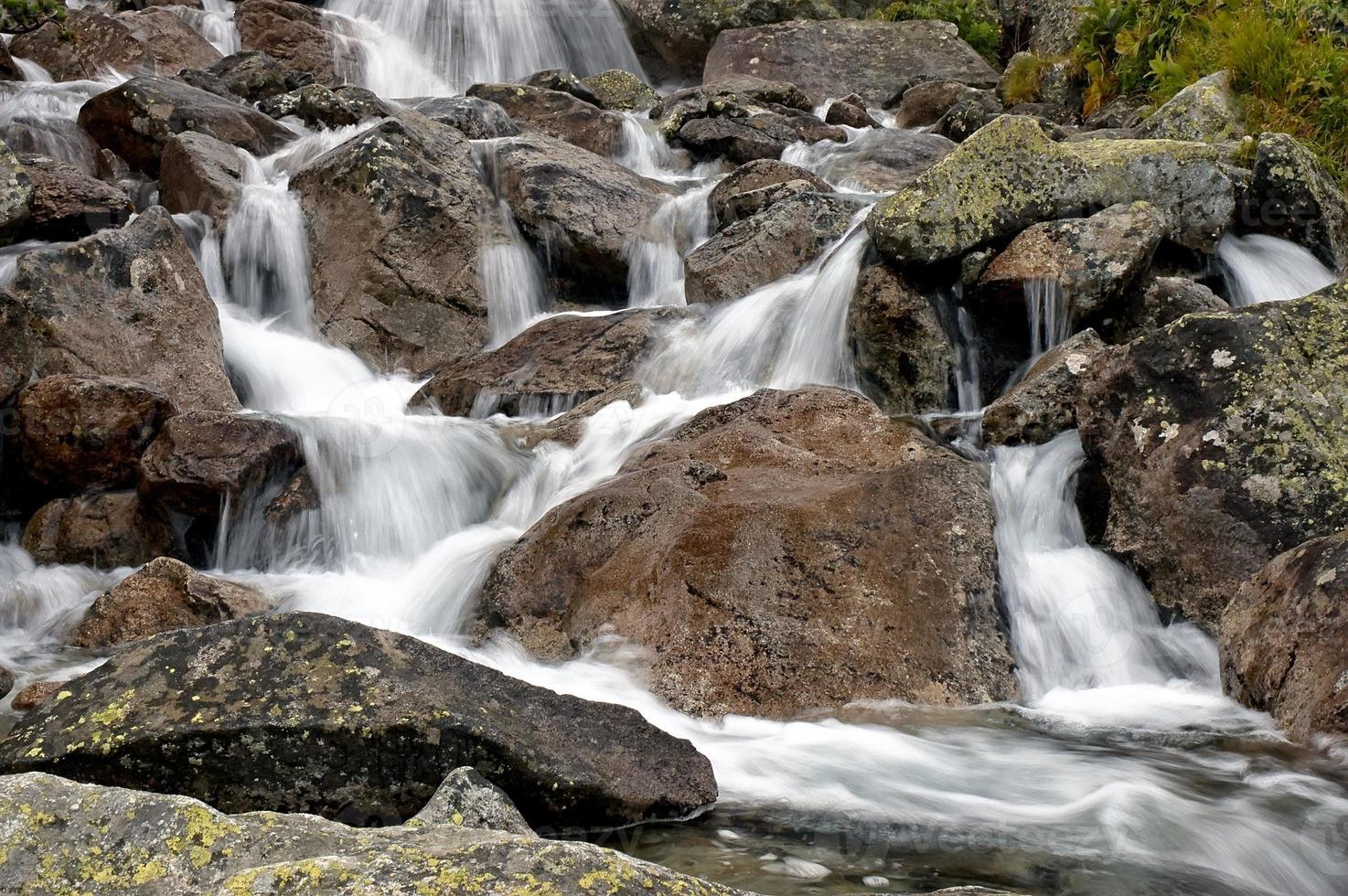 berg ström och vattenfall foto