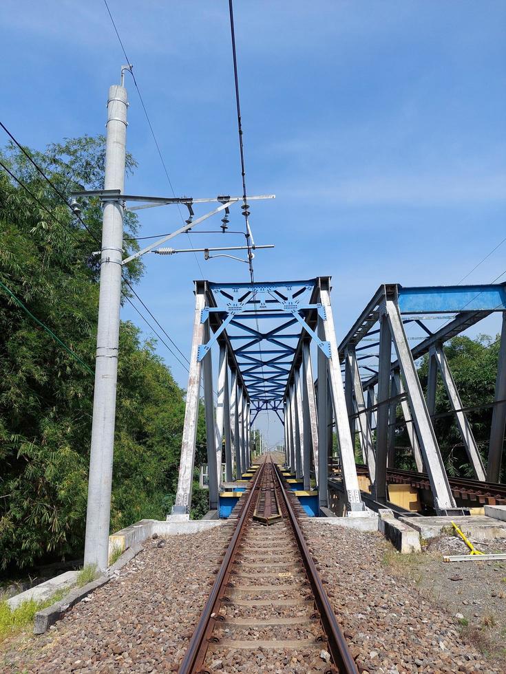 järnväg infrastruktur bestående av järnväg vägar, broar och över huvudet kraft rader foto