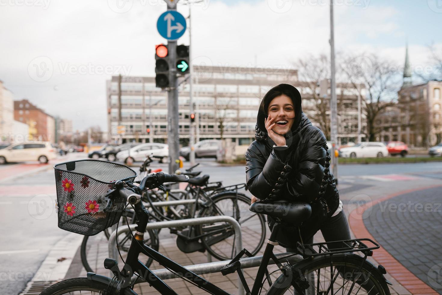 ung kvinna Framställ i en parkering massa med cyklar foto