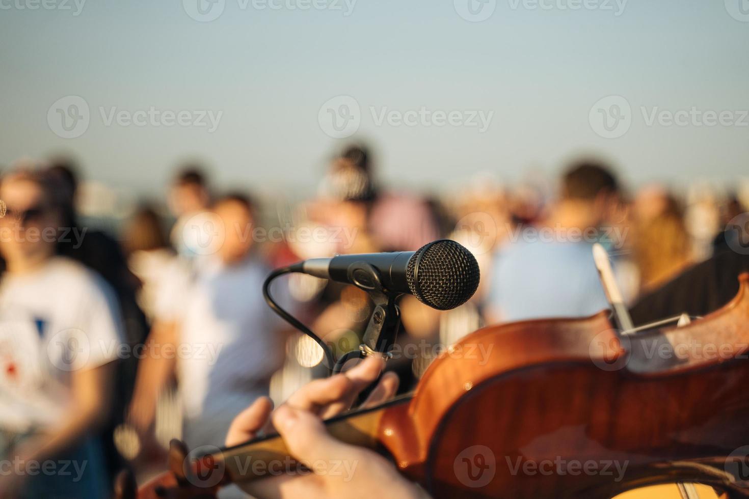 retro mikrofon för utomhus- konsert fest. foto