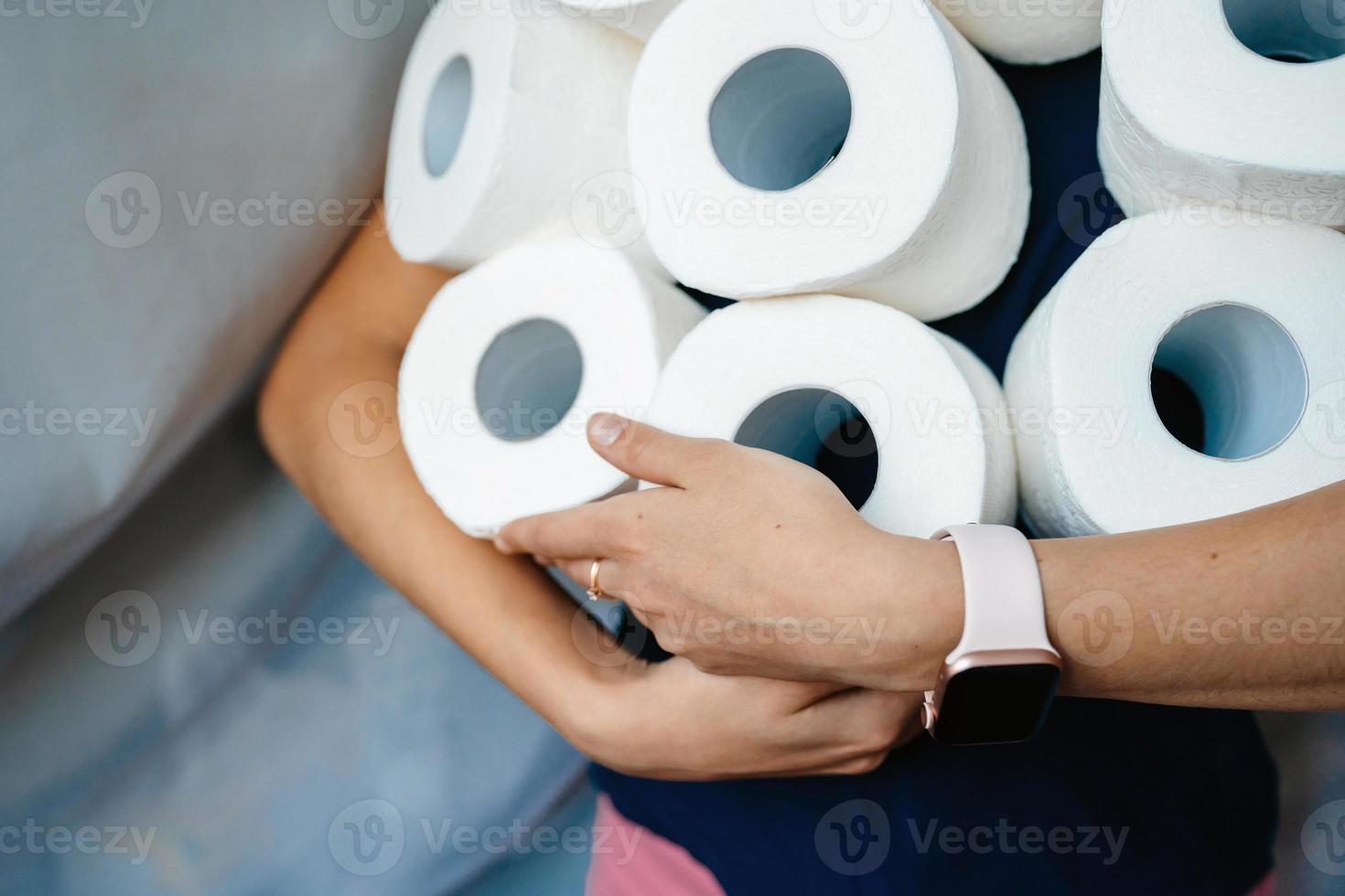 människor är strumpa upp toalett papper för Hem karantän från kronavirus. foto