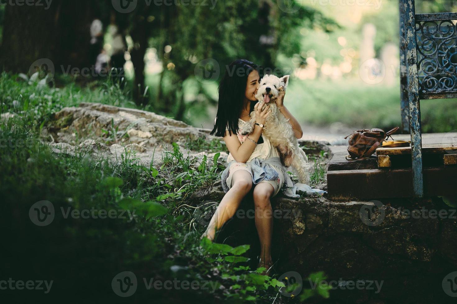 tjej med sin hund foto
