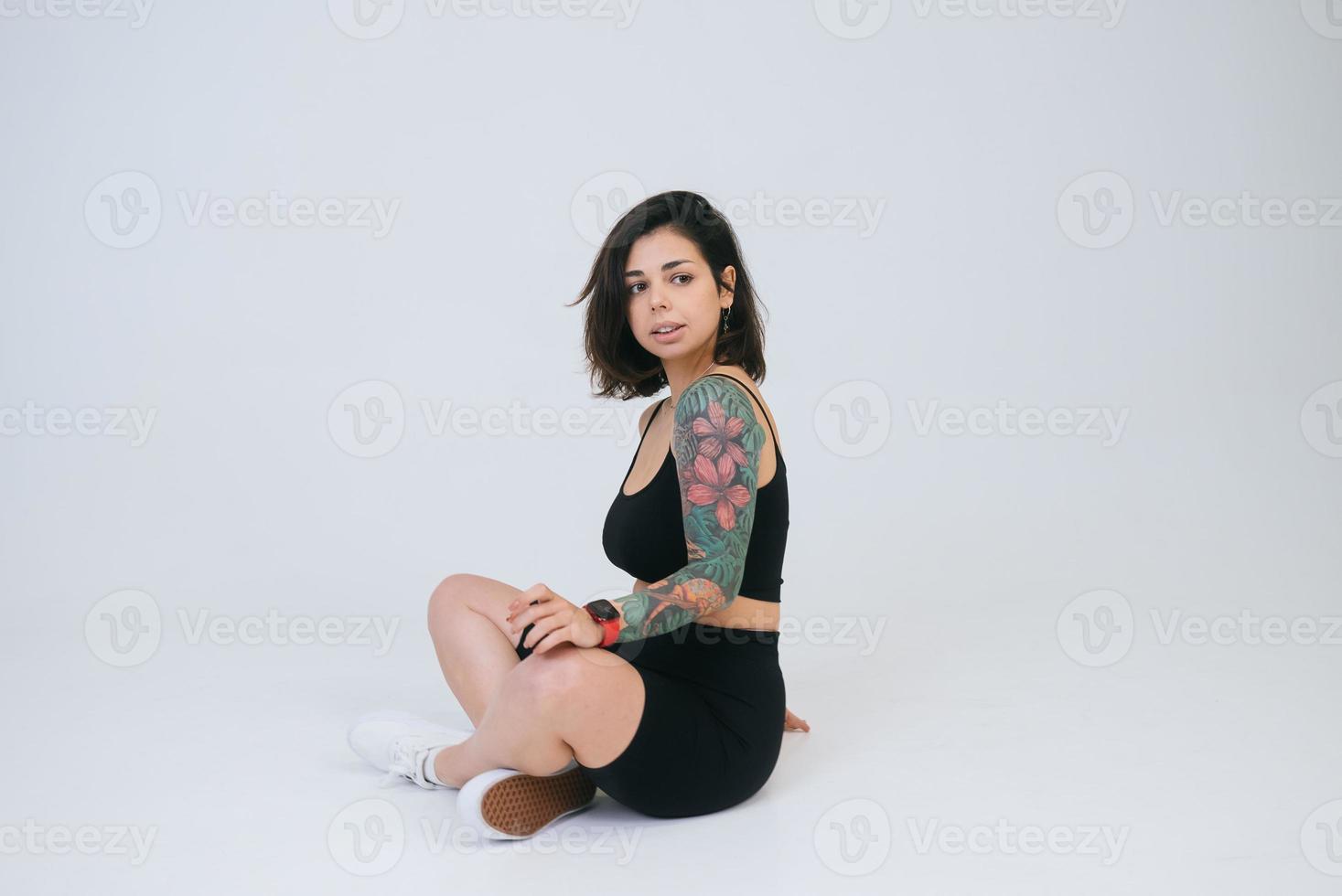 skön ung kvinna modell i isolerat studio miljö foto