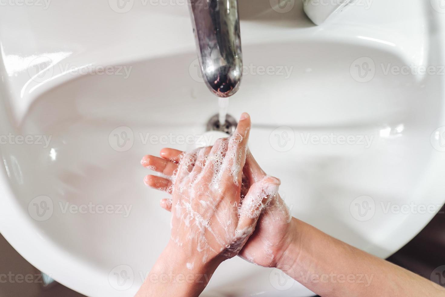 man tvättning händer till skydda mot de coronavirus foto