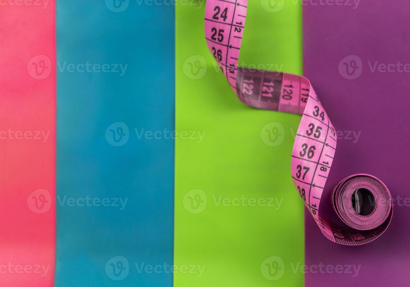 en rosa mätning tejp lögner på de färgrik kondition elastisk band foto