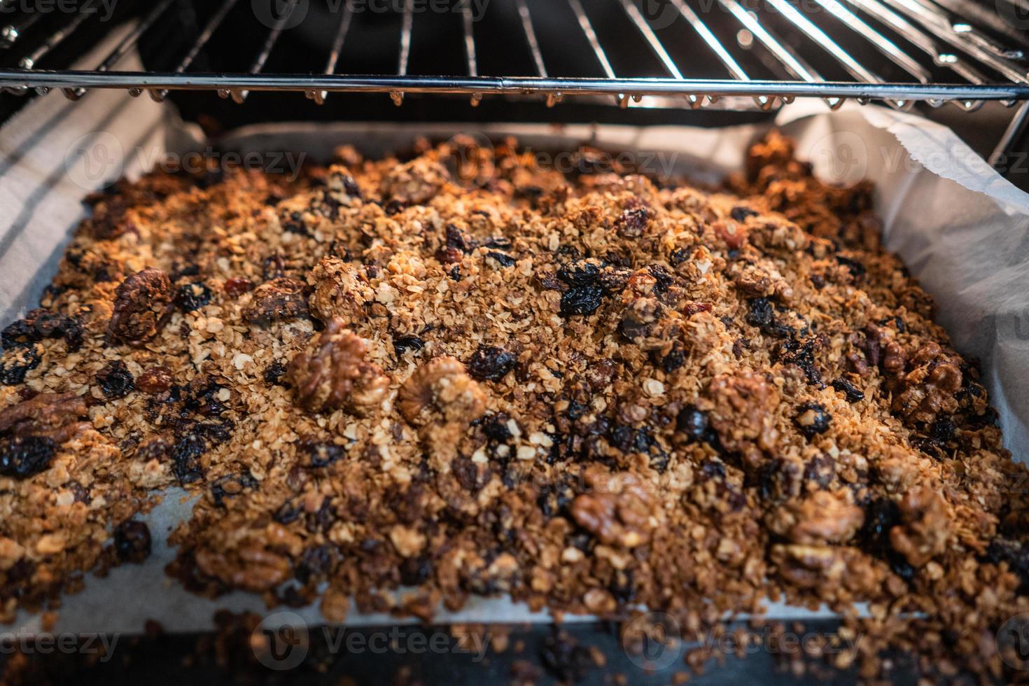 granola till laga mat i ett elektrisk ugn. begrepp av enkel Ingredienser för friska frukost foto