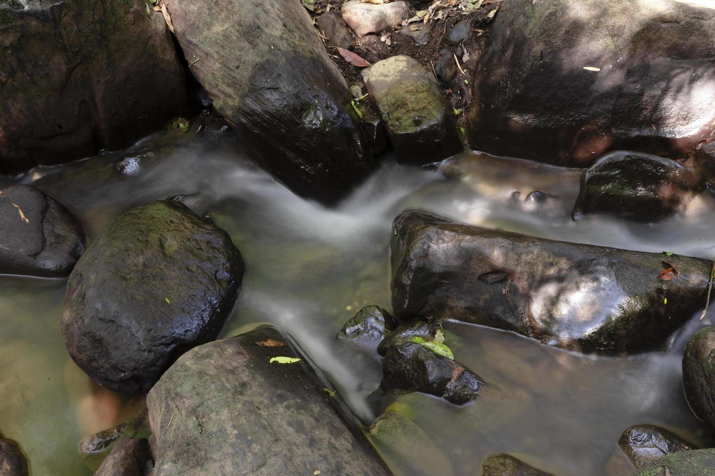 skog vattenfall eller skog ström. vatten den där falls från de sten backe. foto