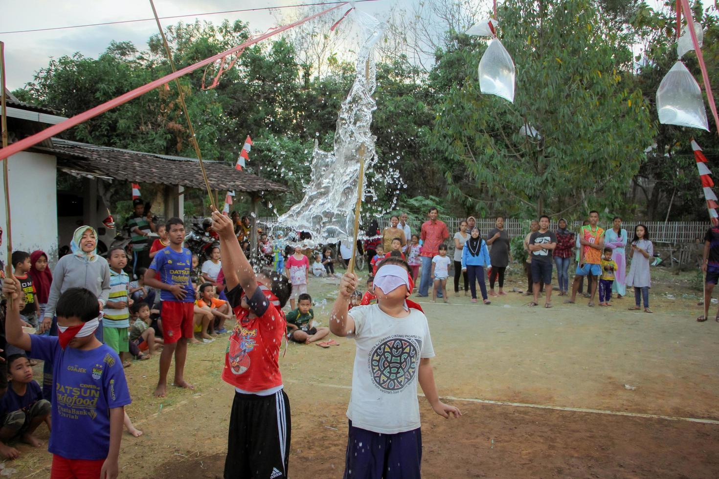 magetan, Indonesien. augusti 17, 2022. indonesiska barn är Lycklig till fira Indonesiens oberoende dag förbi deltar i en konkurrens. foto