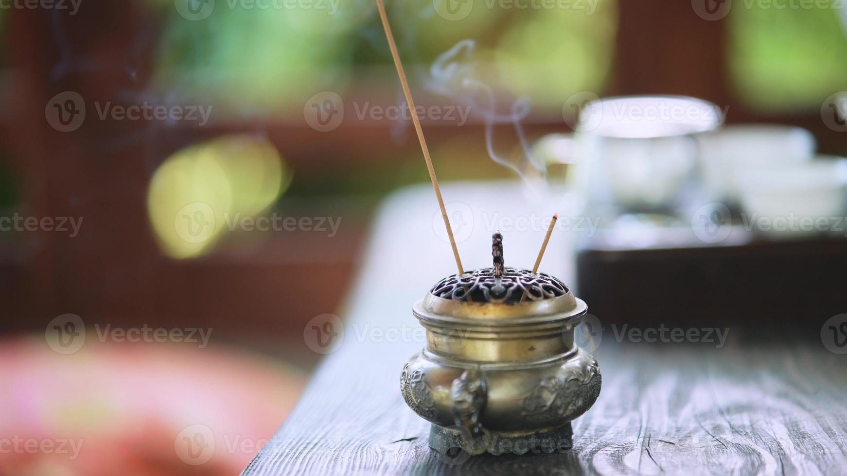 stänga upp av asiatisk buddist rökelse pinnar foto