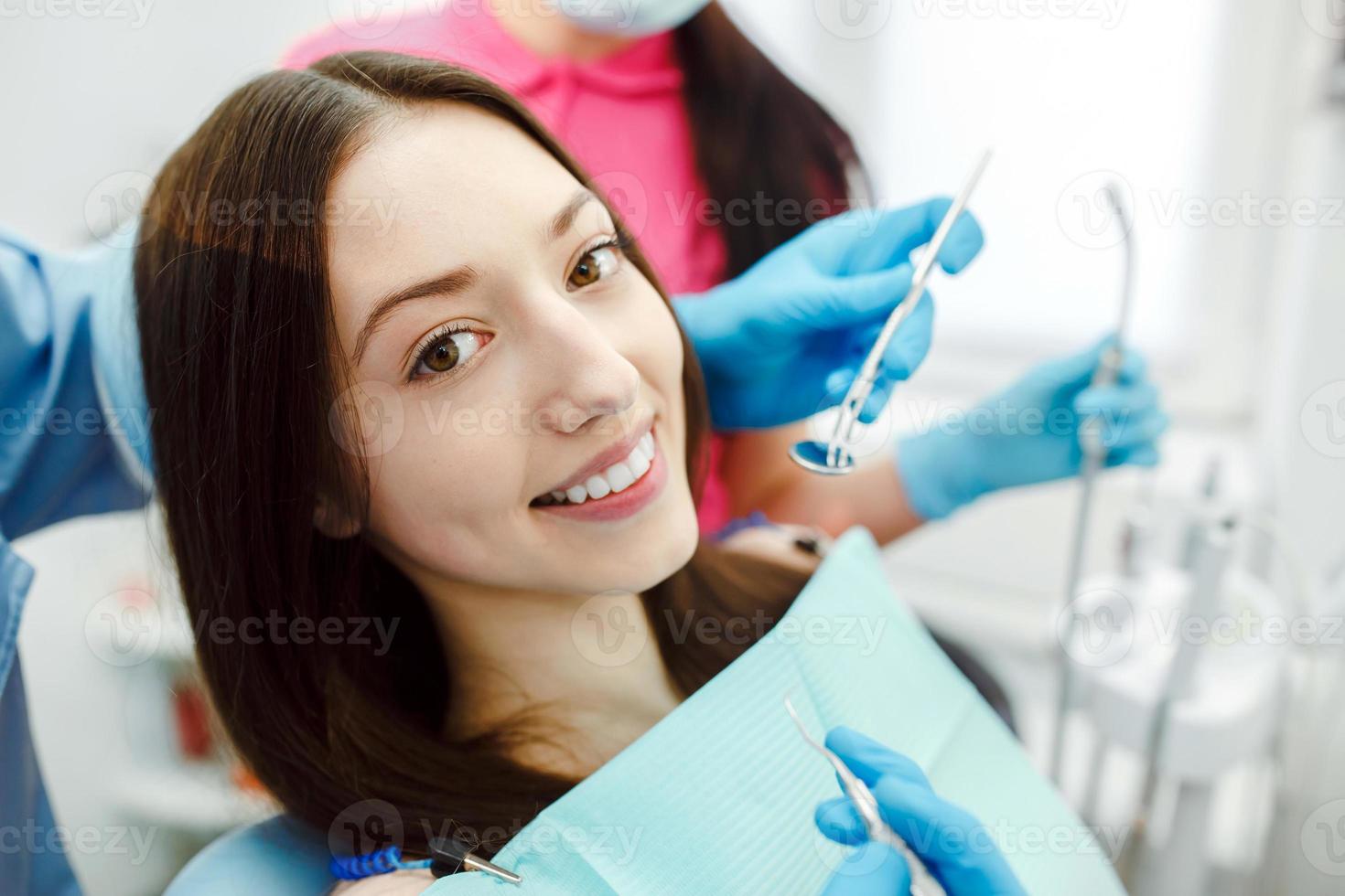 flickan i receptionen hos tandläkaren foto