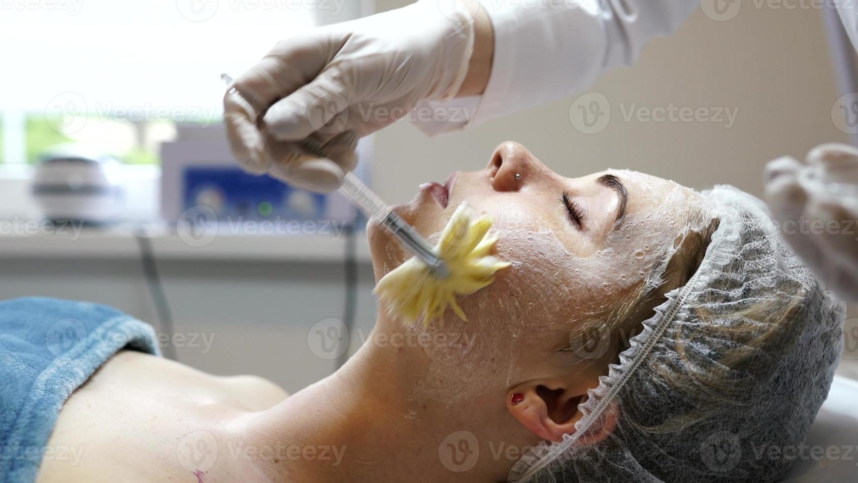 ung Söt kvinna tar emot behandlingar i skönhet salonger. foto