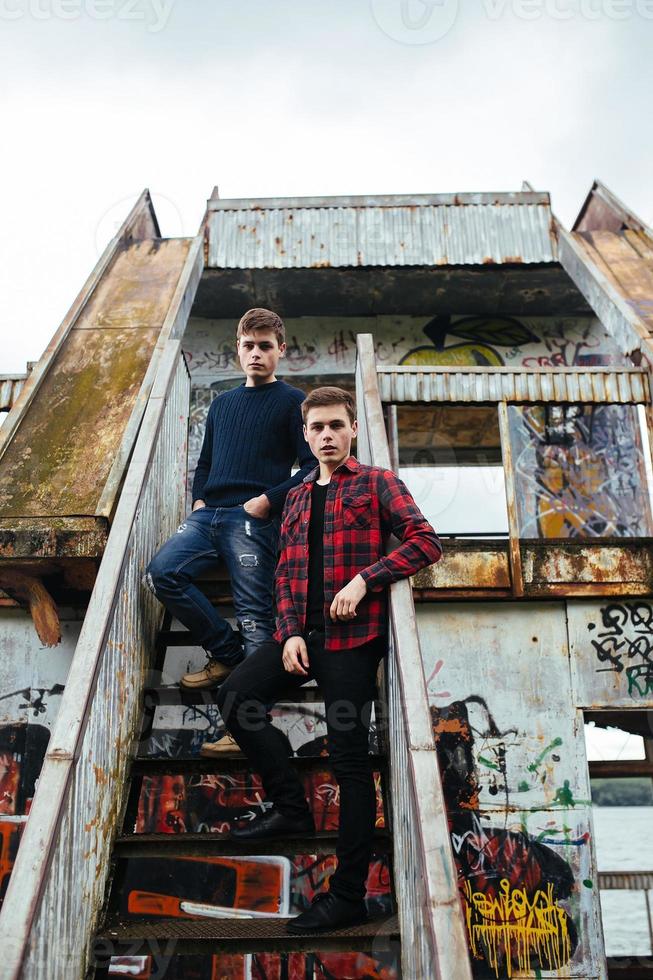 två grabbar stå i ett övergiven byggnad foto