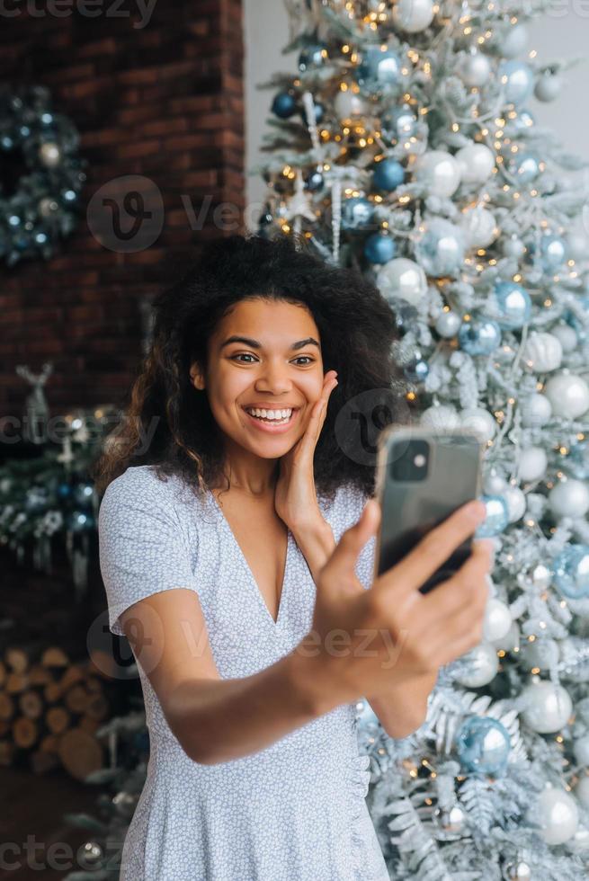 kvinna framställning video meddelande eller selfie begrepp av högtider. foto