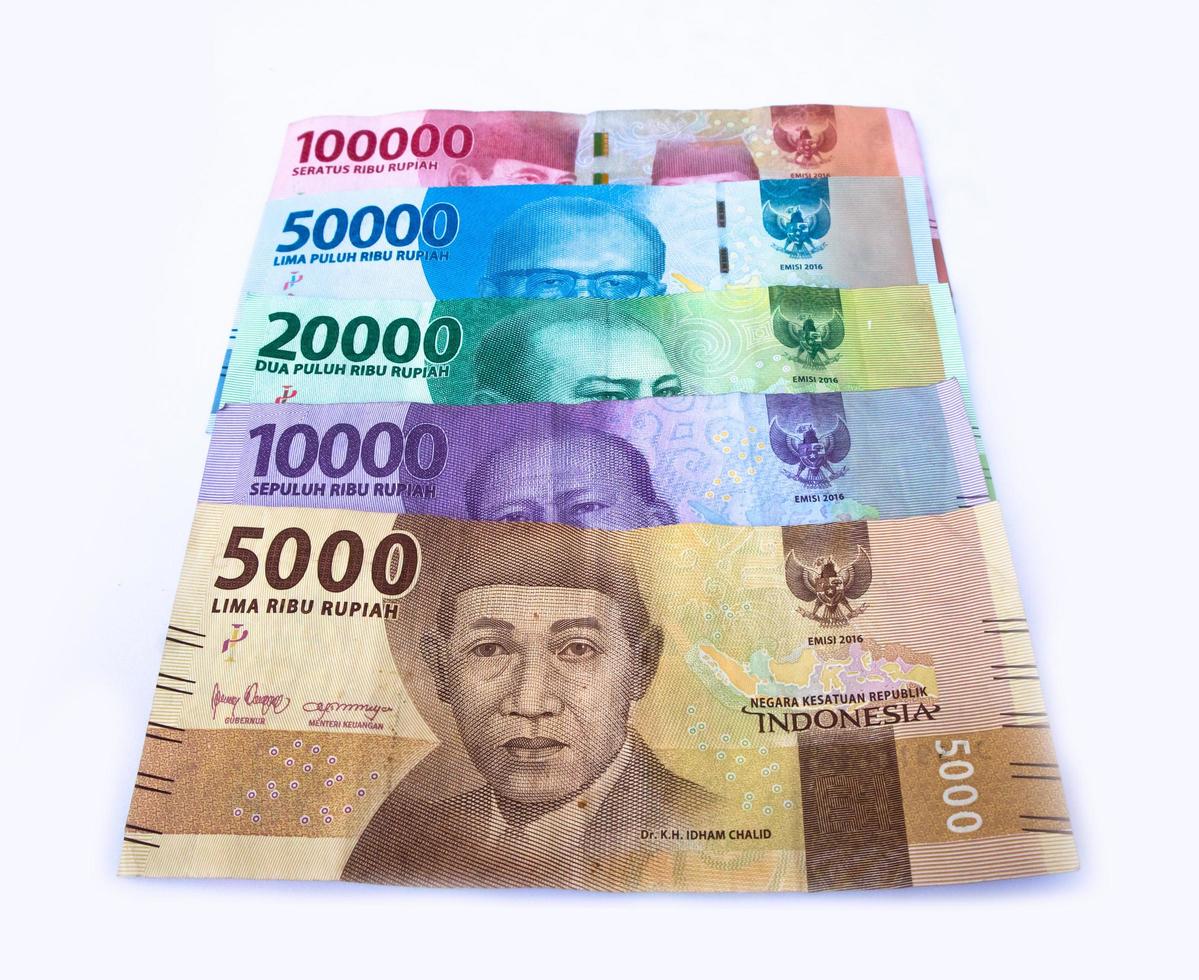 Sidoarjo, jawa timur, Indonesien, 2022 - närbild Foto av indonesiska valuta 5000, 10 000, 20 000, 500 000, 100000 på en vit bakgrund