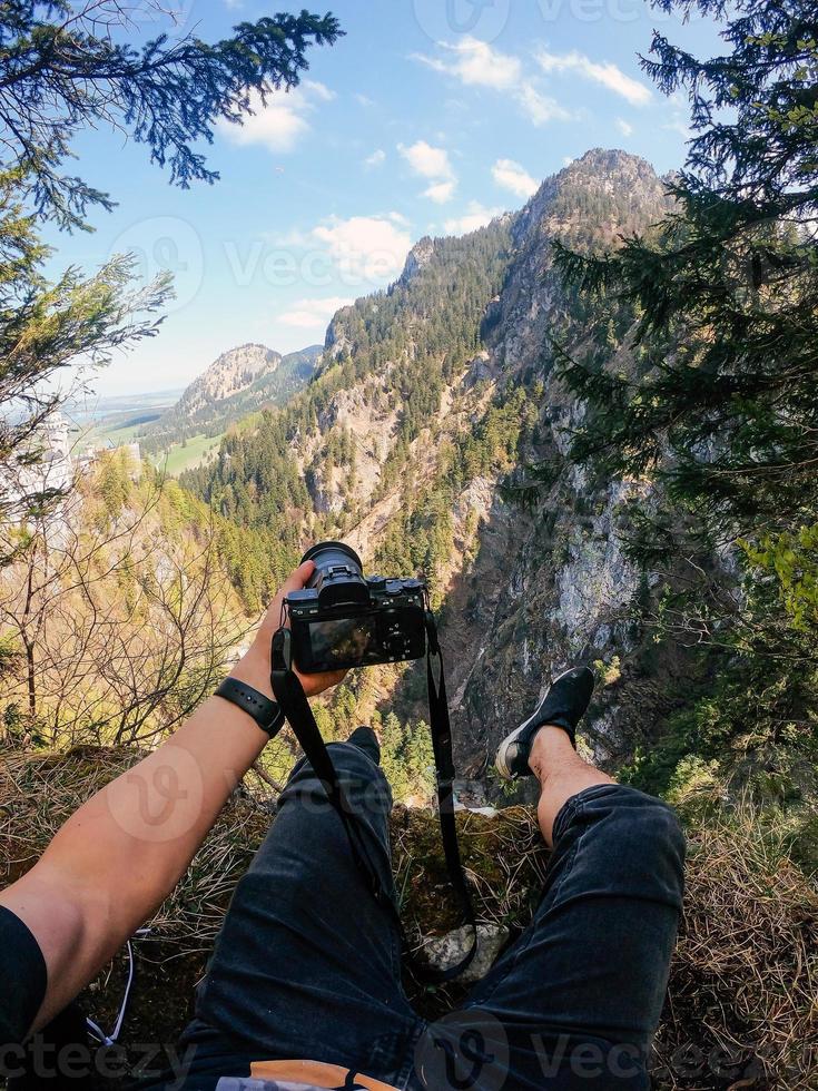 en fotograf konstaterar med hans kamera i hand från de topp av en berg. foto