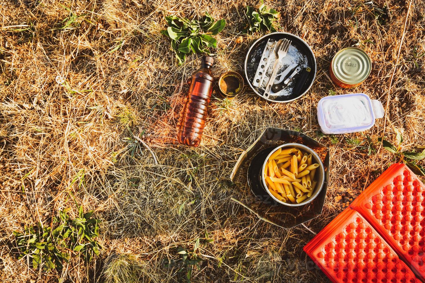 topp se gryta med pasta matlagning rå och camping redskap Tillbehör, matta lägga på jord på camping sport utomhus i natur foto