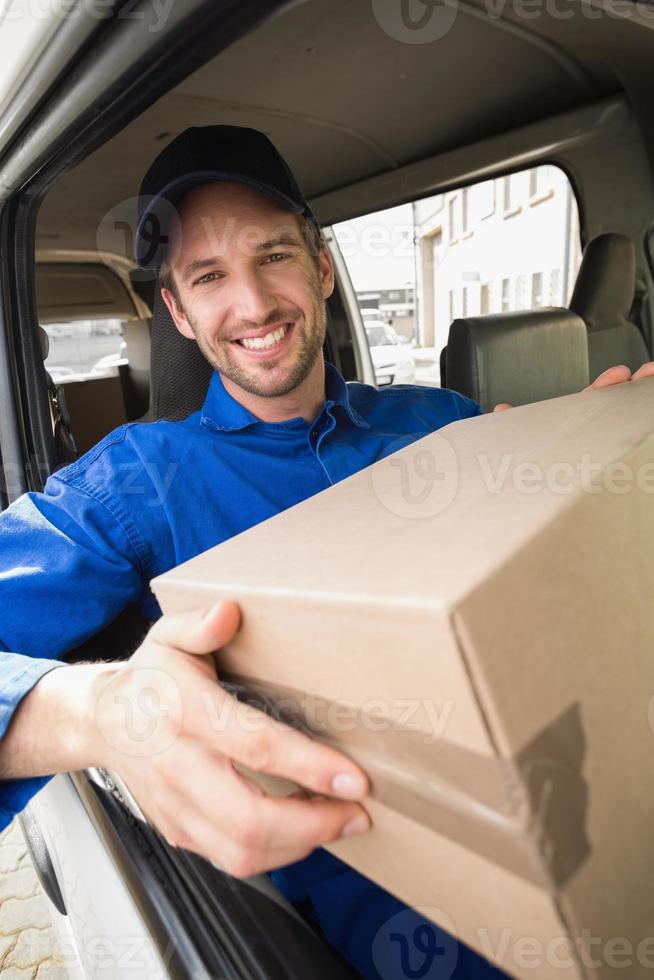 leveransförare som håller paketet i sin skåpbil foto