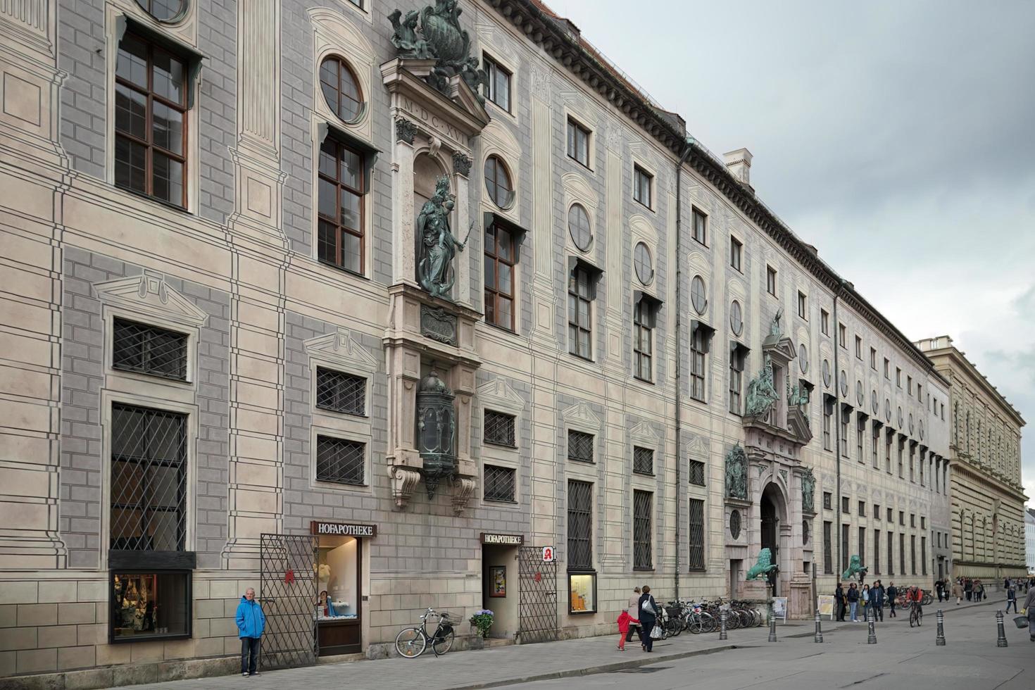 München, Tyskland, 2014. människor gående längs odeonsplatz i munich foto