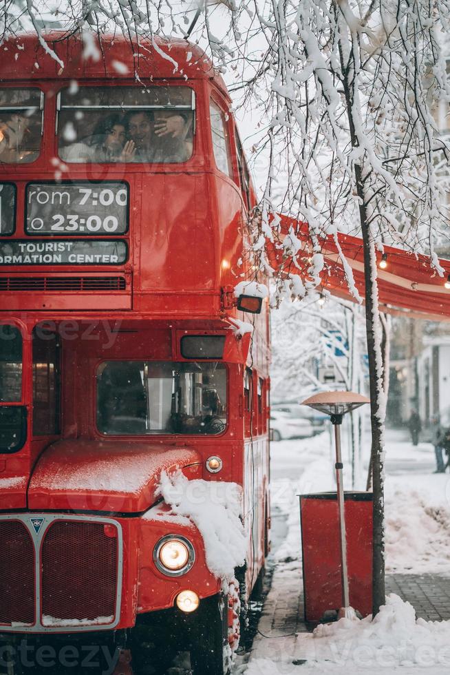 kärleksfull ung par ha roligt i de röd buss foto