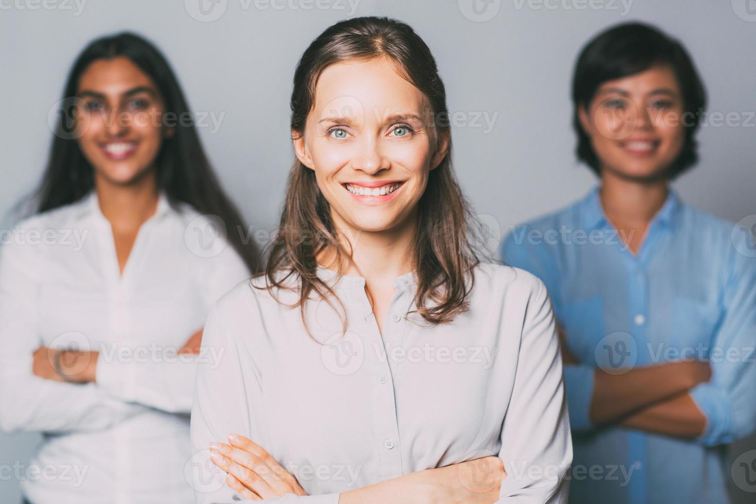framgångsrik ung affärskvinna och hennes team foto