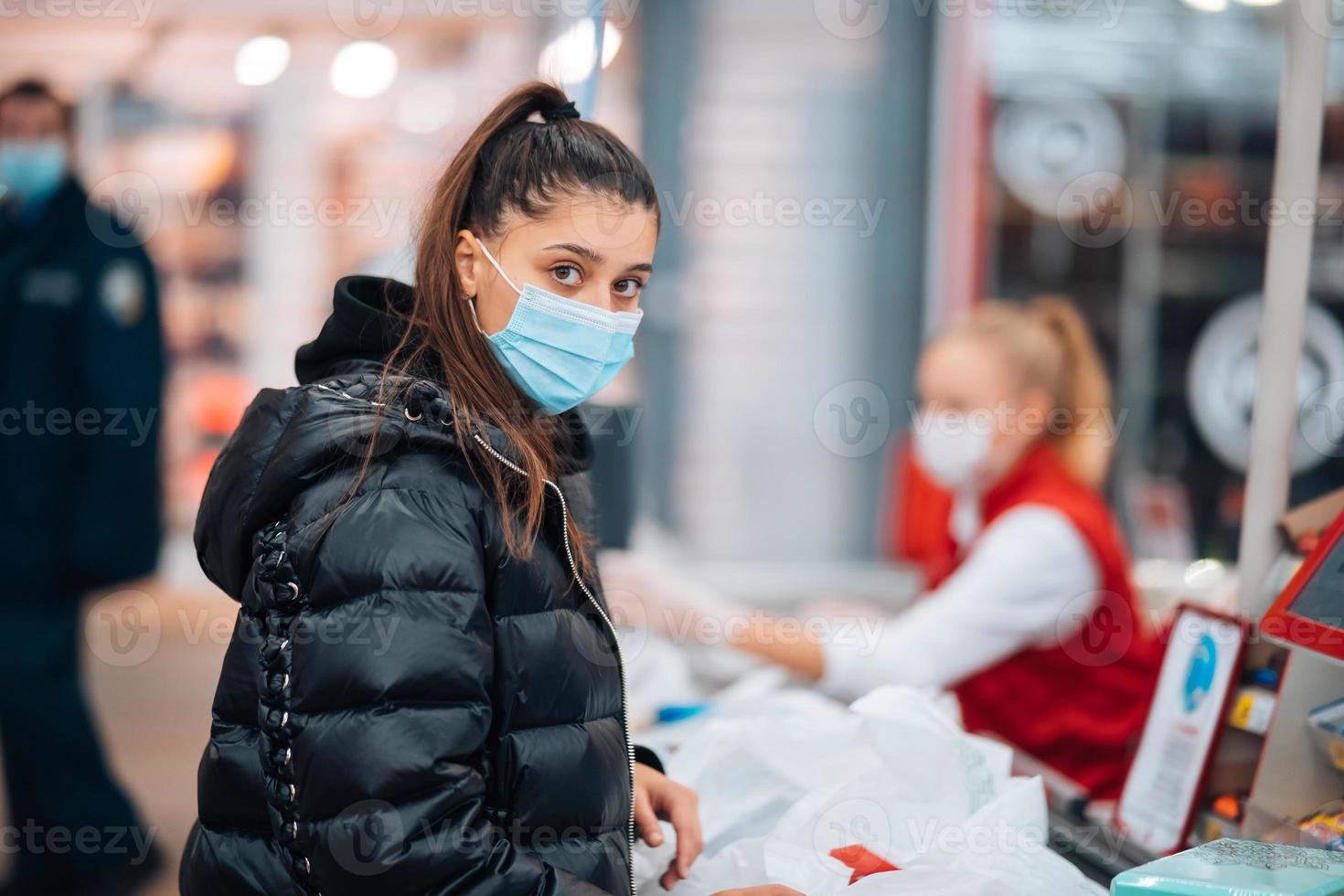 kvinna med ansikte mask uppköp under virus pandemisk. foto