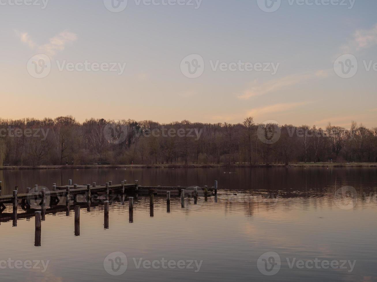 solnedgång på en tysk sjö foto