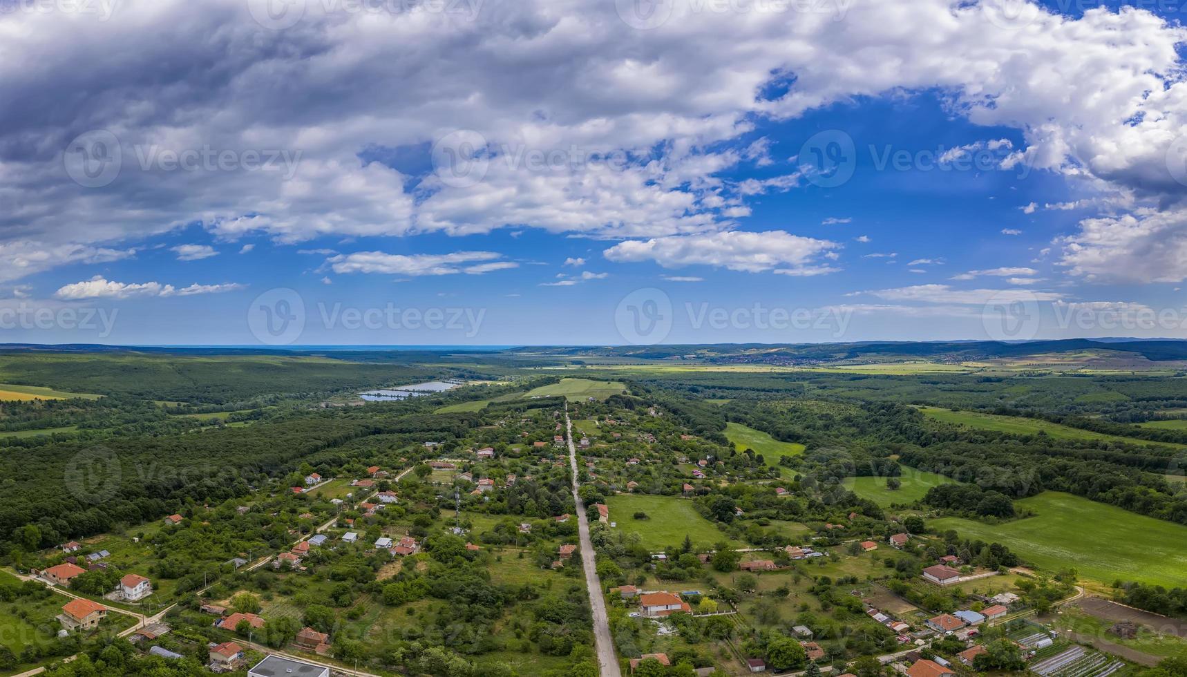 antenn panorama från en Drönare av landsbygden, by, grön fält och träd, lantbruk begrepp. landsbygden jordbruksmark foto